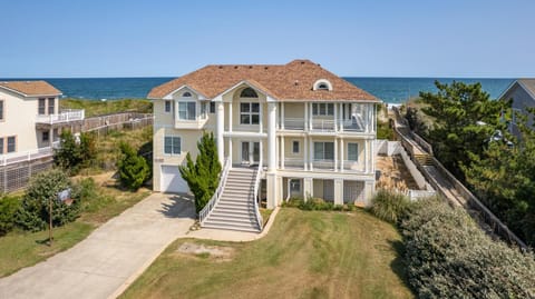 WL925, Iselin- Oceanfront, Private Pool, Close to Beach Access, Ocean Views, Pool Table House in Corolla