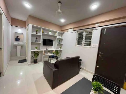 Apricot: 1bhk Humble Abode in Botanical Gardens Condo in Hyderabad