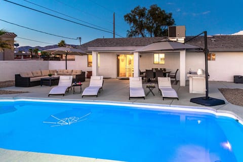 HavaLovely Stay - Pool . Smart TV . Central House in Lake Havasu City