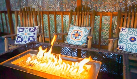 Pinetree Lodge: Hot Tub Fire Pit House in Kootenai County