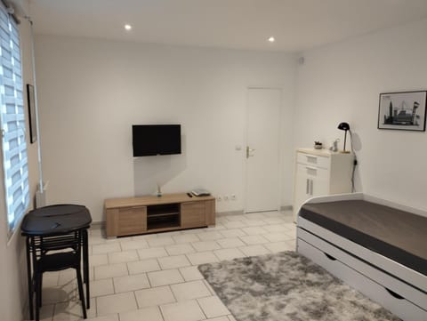 studio charmant canapé lit Netflix Prime video wifi Dazn Apartment in Le Havre