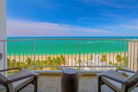 Luxury Beachfront Condo with Pool and Beachview Balcony Apartment in Carolina