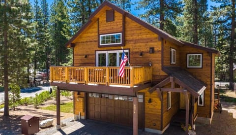 Agate Bay Gem by Tahoe Getaways - Charming Getaway with Cozy Fireplace Near Hiking and Biking Trails House in Tahoe Vista