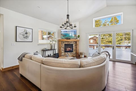 Agate Bay Gem by Tahoe Getaways - Charming Getaway with Cozy Fireplace Near Hiking and Biking Trails House in Tahoe Vista