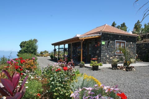 Facade/entrance, Garden, Balcony/Terrace, Mountain view, Sea view