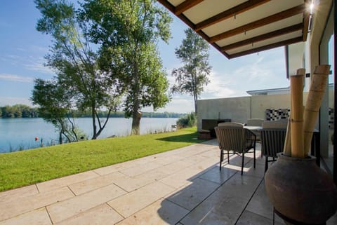 View (from property/room), Seating area, Garden view, Lake view