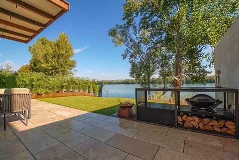 View (from property/room), Balcony/Terrace, Garden view, Lake view