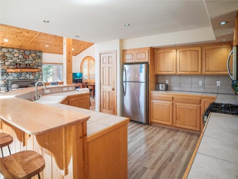 Bear Peak Cabin - Tahoe Donner Rental with Private Hot Tub and Bonus Room House in Truckee