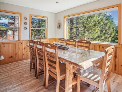 Bear Peak Cabin - Tahoe Donner Rental with Private Hot Tub and Bonus Room House in Truckee