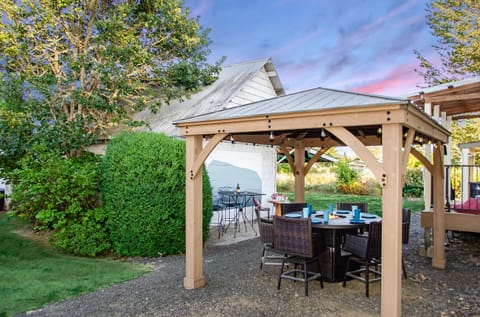 Peak View Corvallis - Spacious Outdoor Dining w/Fire Table - Close to Downtown & OSU Casa in Corvallis