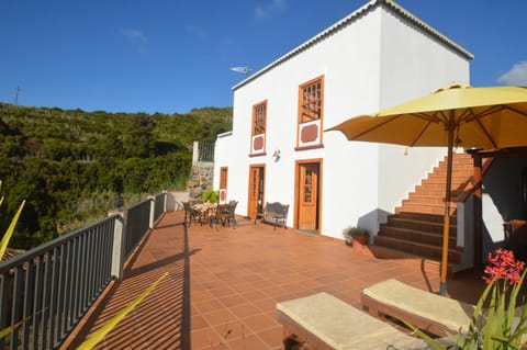 Facade/entrance, Balcony/Terrace, Sea view