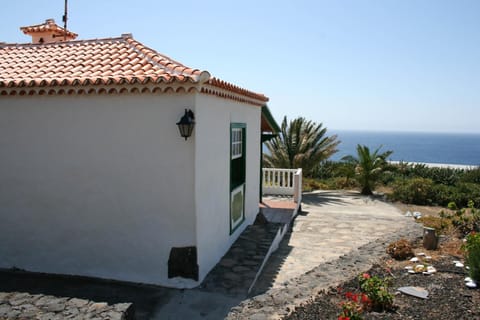 Facade/entrance, Balcony/Terrace, Sea view