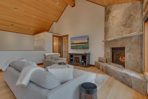 Bluebird Lodge- Hot Tub- Pool Table- Fireplace House in Lake Tahoe