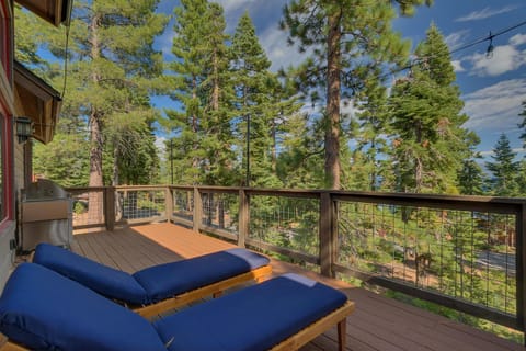 Bluebird Lodge- Hot Tub- Pool Table- Fireplace House in Lake Tahoe