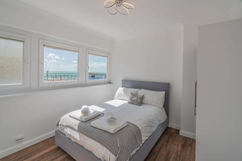 Photo of the whole room, Bedroom, Sea view