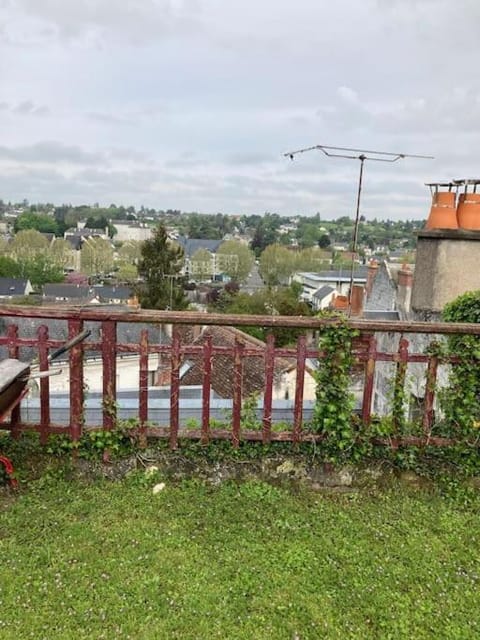 La Maison du Donjon - Gites de 8 personnes, parking privé avec jardin terrasse House in Loches