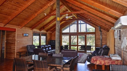 Long Beach Eco - Lodge Is The Perfect Property For Nature Lovers, With An Abundance Of Wildlife Birds, Kangaroos and Emus, As Well As Bush and Sea Views House in Coffin Bay