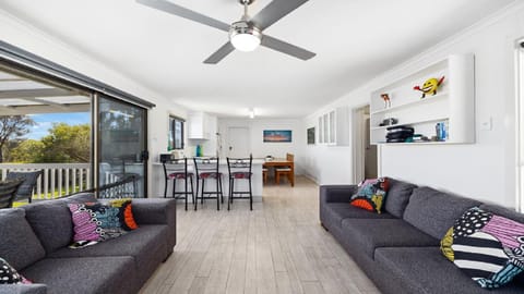 Endymion Is Ideally Situated On The Esplanade Maison in Coffin Bay