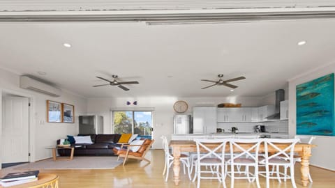 Endeavour View Is A Fantastic - A Modern, 4 Bedroom Holiday Home House in Coffin Bay