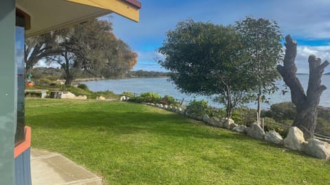 Sunset Ridge Has Direct Access To A Private Beach and Small Jetty House in Coffin Bay