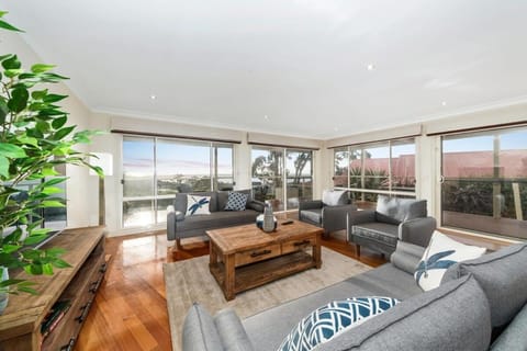 Spectacular Bayside View - Dromana Family Home* House in Red Hill