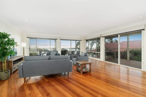 Spectacular Bayside View - Dromana Family Home* House in Red Hill