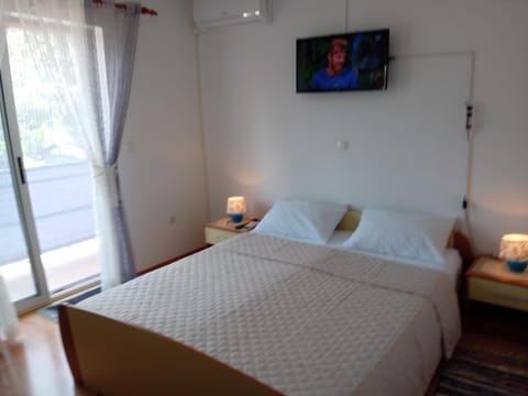 Bed, TV and multimedia, Bedroom
