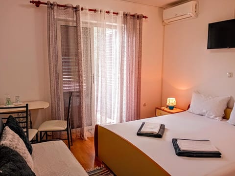 Bed, TV and multimedia, Seating area, Bedroom, air conditioner