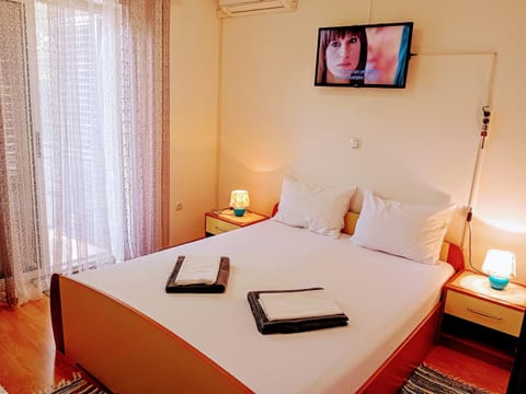 Bed, TV and multimedia, Bedroom, air conditioner