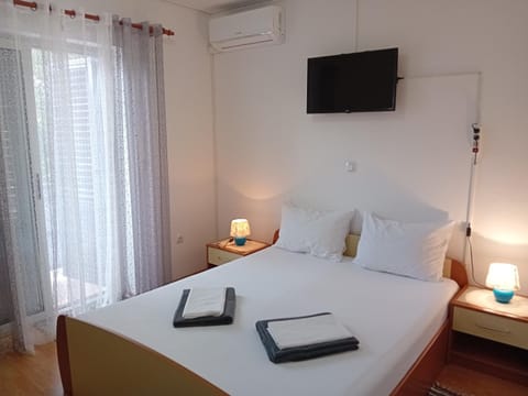 Bed, TV and multimedia, Bedroom, air conditioner