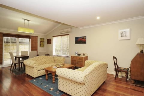 2 Minutes To Morley Galleria 3br 2 Bth House in Bayswater