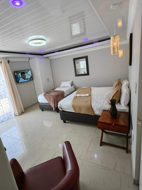 Bed, TV and multimedia, Photo of the whole room, Seating area, Bedroom, towels