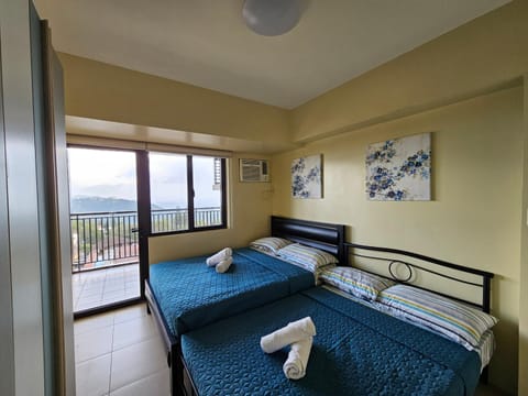 Bed, View (from property/room), Balcony/Terrace, Bedroom, Mountain view, towels