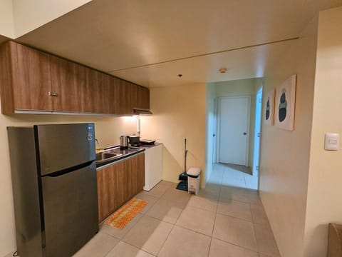 Kitchen or kitchenette, minibar, stove