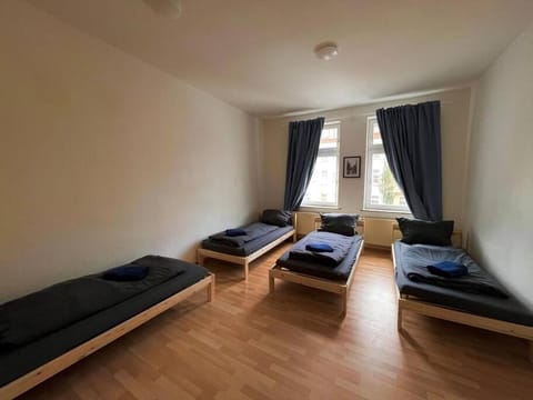 Geräumige Wohnung mit 3 Schlafzimmern und Balkon in Magdeburg-Sudenburg Condo in Magdeburg