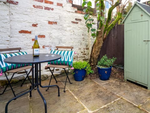 Pass the Keys Quarry Cottage Courtyard Garden Haus in Cirencester