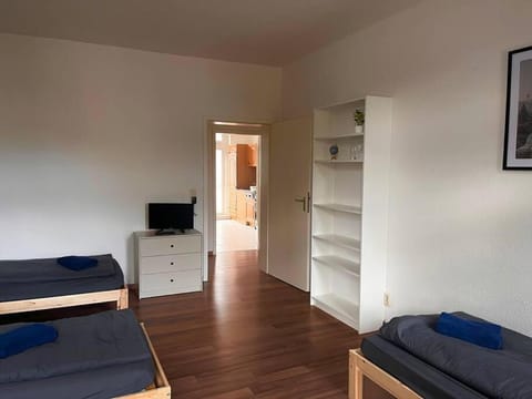 Ferienwohnung Magdeburg-Sudenburg: 3 Schlafzimmer, Küche, Bad & Balkon Condo in Magdeburg