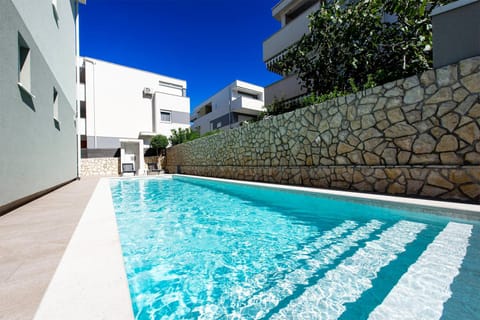 Day, Swimming pool