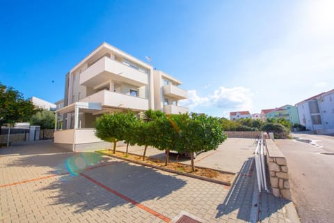 Property building, Day, Neighbourhood, Street view, Parking