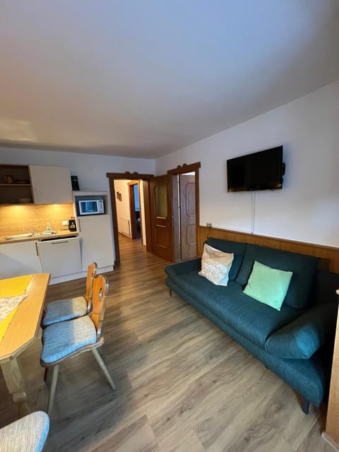 Kitchen or kitchenette, Seating area