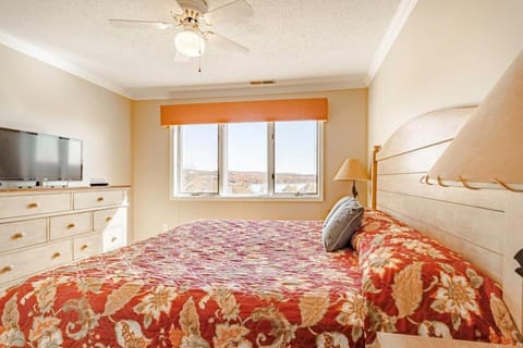Branson Condo on Table Rock with Lake Views and Pool and WiFI close to Silver Dollar City Condo in Indian Point