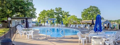 Branson Condo on Table Rock with Lake Views and Pool and WiFI near Silver Dollar City Condo in Indian Point