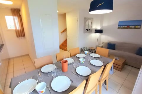 "LA BLEUE DES SABLES" Maison 8 personnes, dans village vacances, avec piscine accès gratuit Haus in Château-d'Olonne