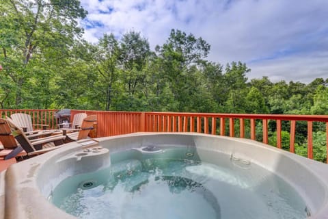 LUX 4BD Lodge w/ Views! Fire Pits + HOT TUB + Pool House in Pittman Center