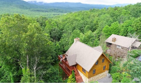LUX 4BD Lodge w/ Views! Fire Pits + HOT TUB + Pool House in Pittman Center