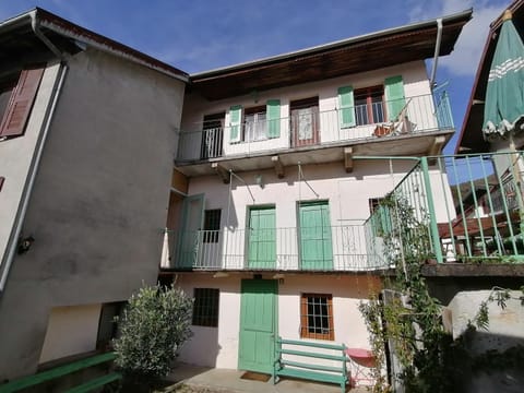 Property building, Day, Balcony/Terrace