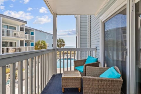 Beachfront Ocean View condo w Pool & Comfy Beds Maison in North Myrtle Beach