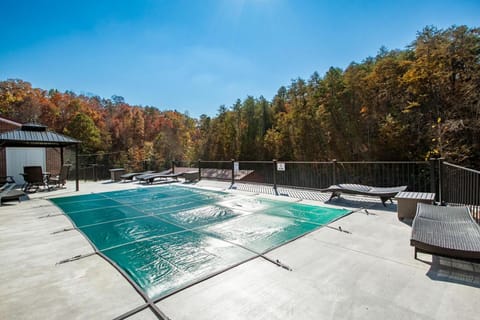 Mountain Breeze Private Pool Hot Tub Games Casa in Sevierville