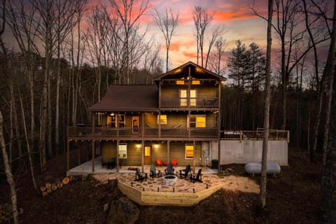 7 Min to DT Blue Ridge~Hot Tub~Fire Pit~Sleeps 12 | Blue Ridge, GA ...