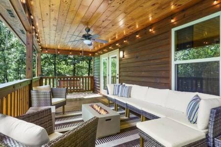 Private Mountain Getaway - Movie Theater - Hot Tub House in Union County